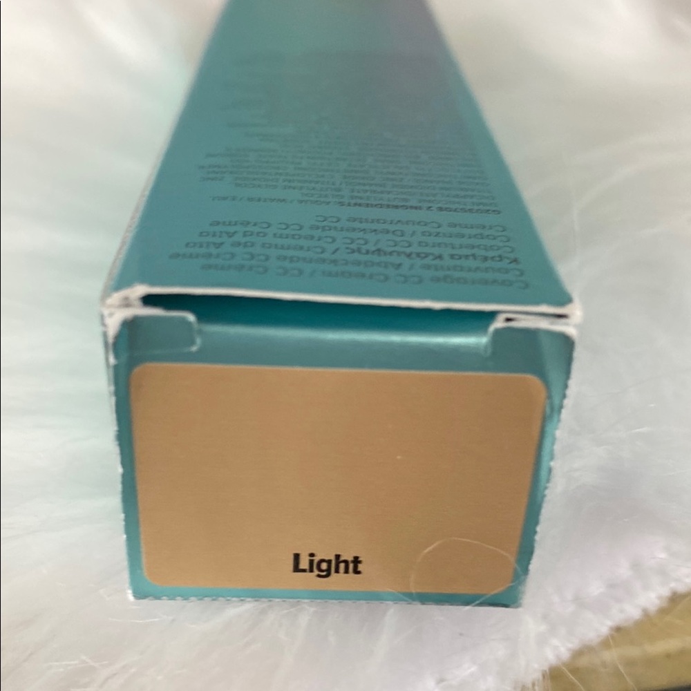 New in box It Cosmetics CC+ Oil-Free Matte in light - Picture 4 of 4